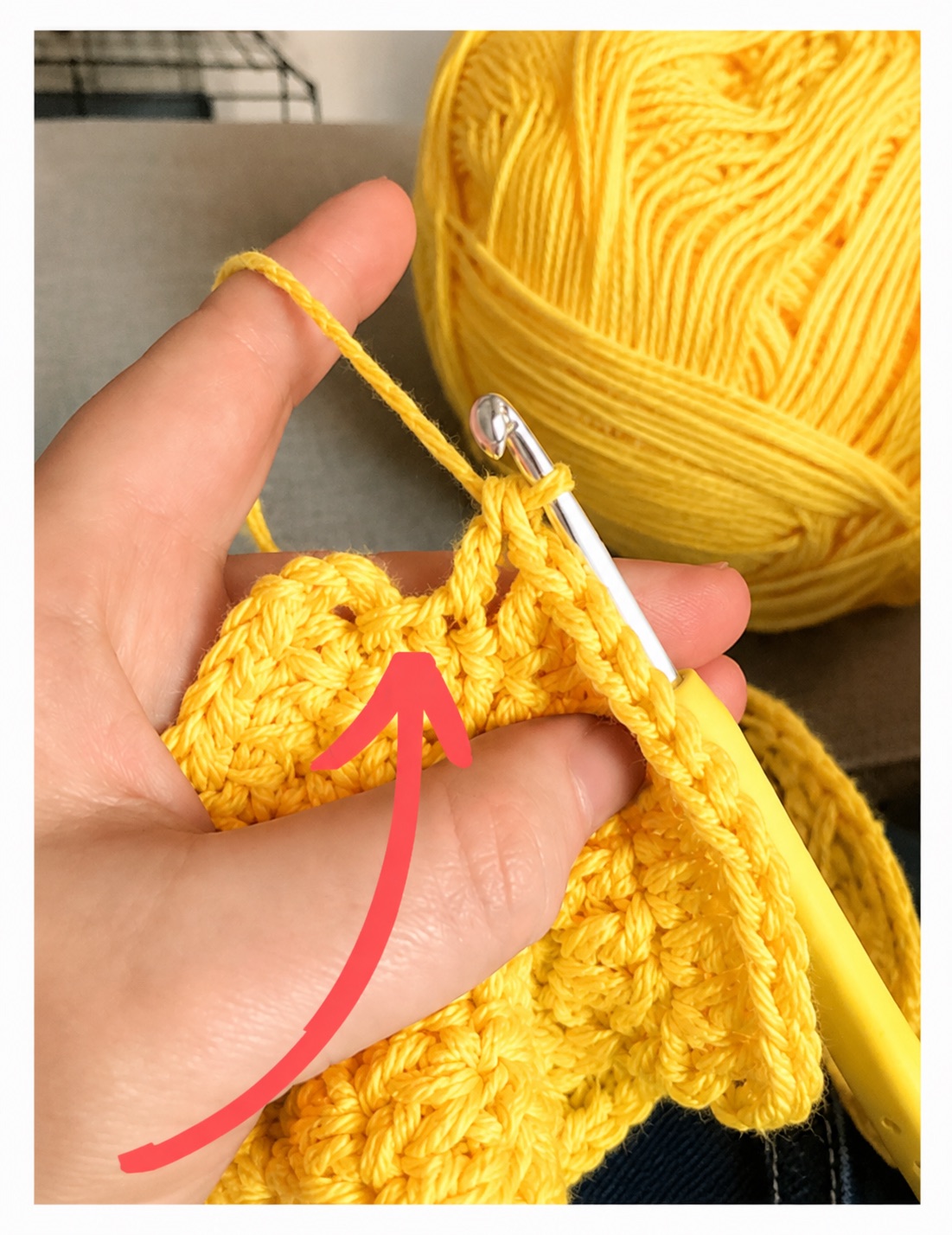 Detalle del proceso de tejido a crochet