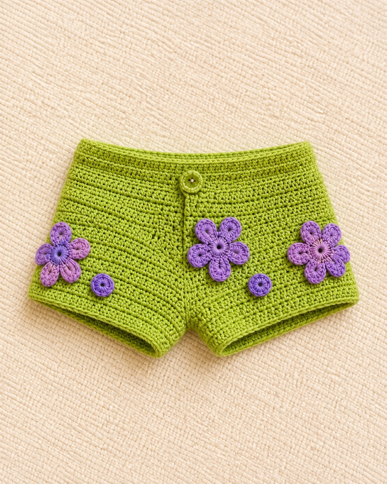 Short verde con flores lila tejido a crochet